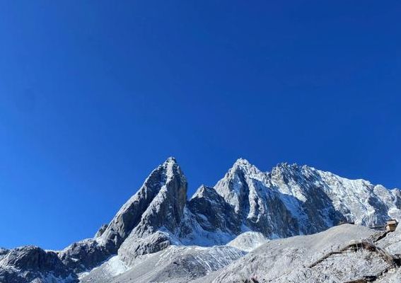 玉龙雪山海拔多少米（梅里雪山海拔多少米）