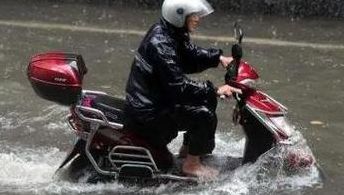 电动车淋雨有事吗（电动车淋雨有事吗会爆炸吗）